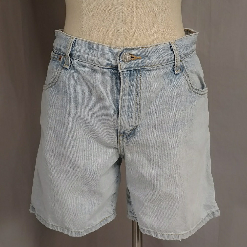 Levi Jean Shorts Lite Blue Denim 100 percent Cotton Relaxed Fit See Measurement